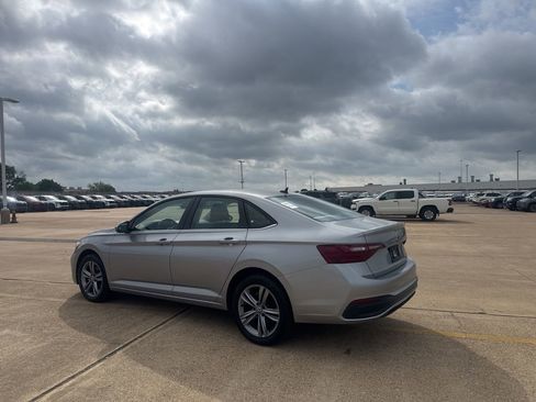 Used 2024 Volkswagen Jetta SE FWD image 14