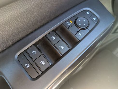 Certified 2024 Nissan Pathfinder SV FWD image 24