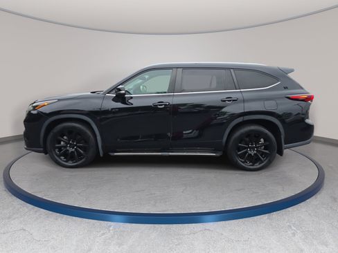 Used 2024 Toyota Highlander XLE FWD image 8