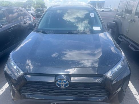 Used 2021 Toyota RAV4 LE AWD/4WD image 2