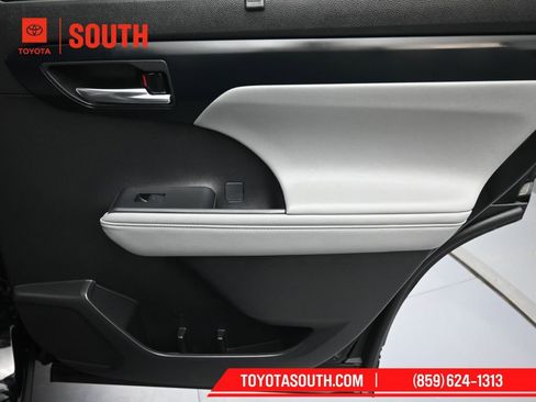 Used 2024 Toyota Highlander XLE image 28