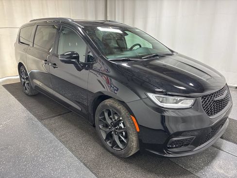 New 2026 Chrysler Pacifica Select FWD image 3