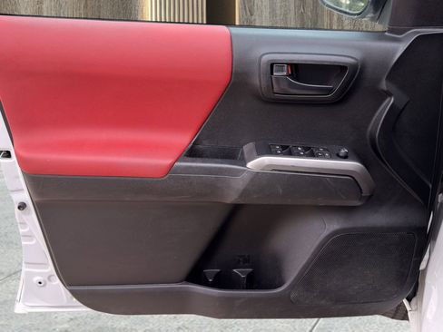 Used 2022 Toyota Tacoma SR5 RWD image 18