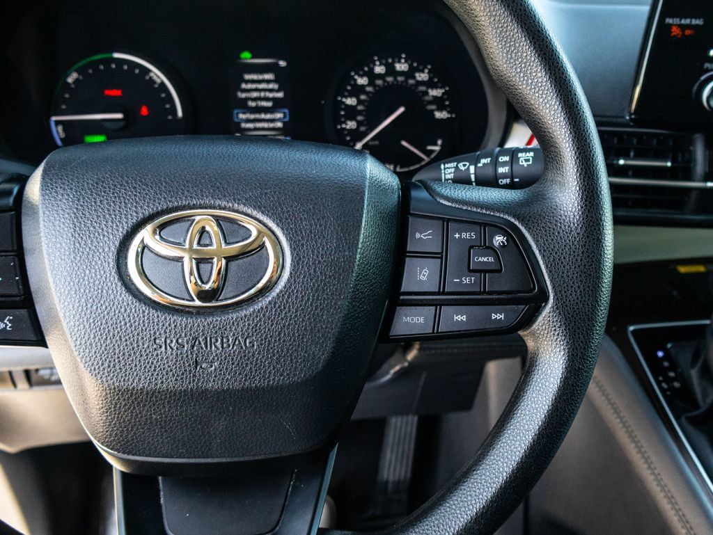 Used 2024 Toyota Sienna LE w/ LE Plus Package FWD image 31