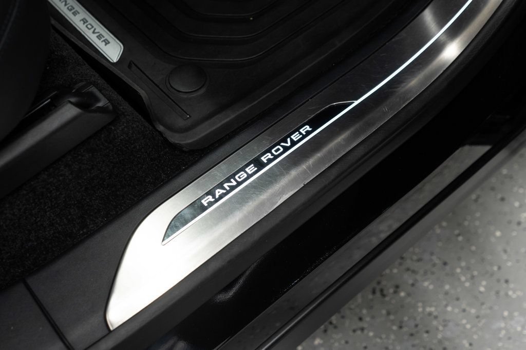 Used 2025 Land Rover Range Rover SE AWD/4WD image 17