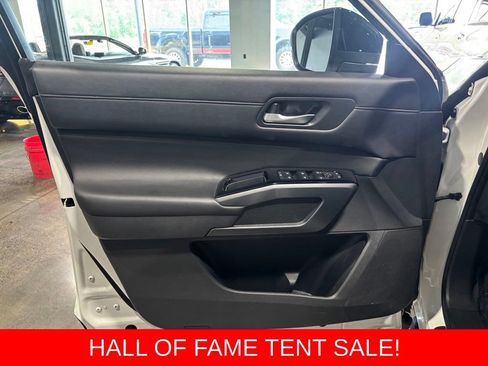 Used 2023 Nissan Pathfinder SL w/ Black Appearance Package AWD/4WD image 9