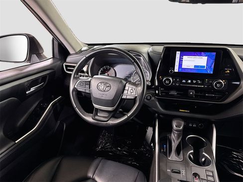 Used 2023 Toyota Highlander XLE image 16