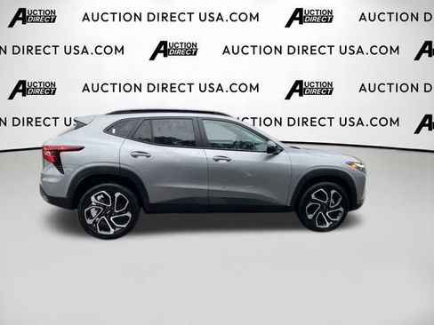 Used 2024 Chevrolet Trax RS w/ Sunroof Package FWD image 23