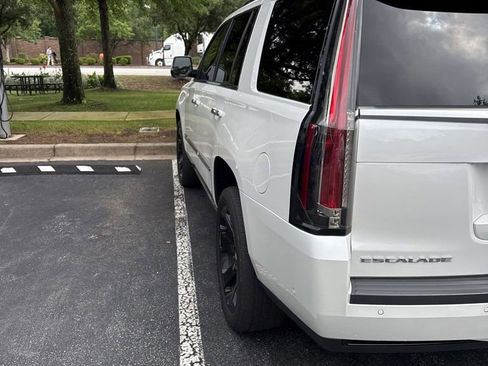 Used 2020 Cadillac Escalade Premium Luxury AWD/4WD image 2
