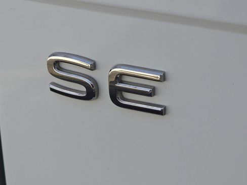 Used 2024 Volkswagen Tiguan SE image 15