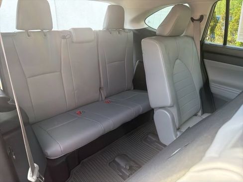 Used 2021 Toyota Highlander XLE AWD/4WD image 27