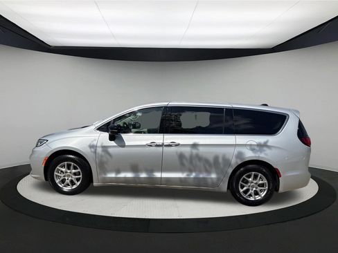 Used 2024 Chrysler Pacifica Touring-L FWD image 4