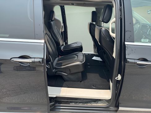 Used 2023 Chrysler Pacifica Limited FWD image 8