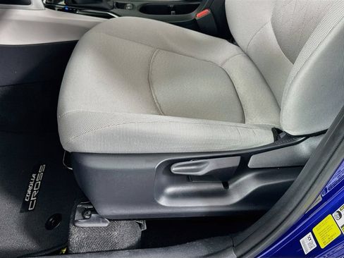 Used 2025 Toyota Corolla Cross LE FWD image 19