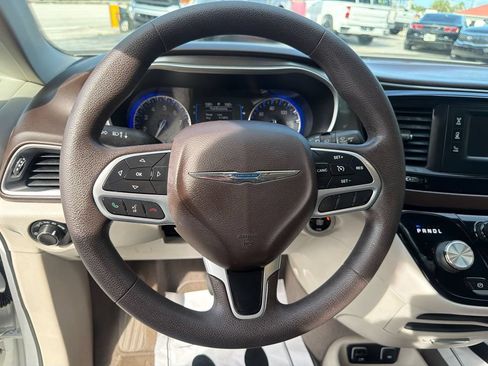 Used 2017 Chrysler Pacifica Touring w/ Tire & Wheel Group FWD image 21