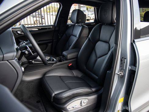 Certified 2026 Porsche Macan AWD/4WD image 5