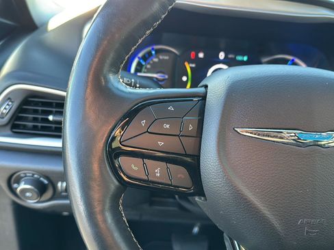 Used 2020 Chrysler Pacifica Touring-L w/ S Appearance Package image 17