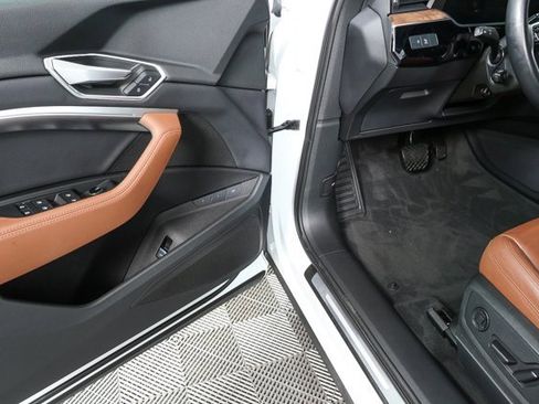 Certified 2022 Audi e-tron Premium image 7