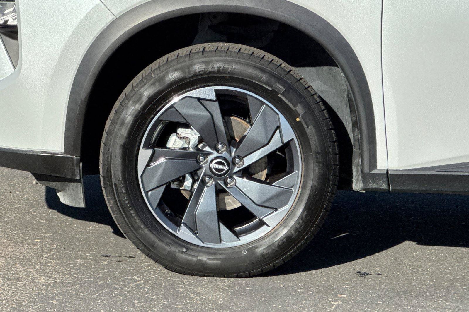 Used 2024 Nissan Rogue SV FWD image 28