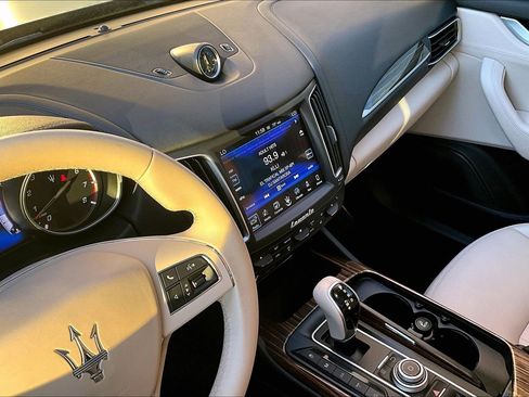 Used 2017 Maserati Levante image 31