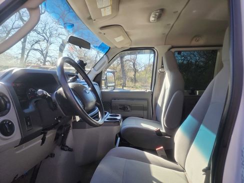 Used 2009 Ford E-350 and Econoline 350 Super Duty Wagon image 16