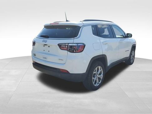 Used 2024 Jeep Compass Latitude AWD/4WD image 4