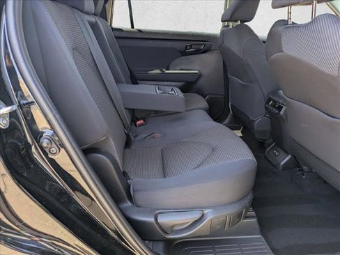 Used 2021 Toyota Highlander LE AWD/4WD image 20