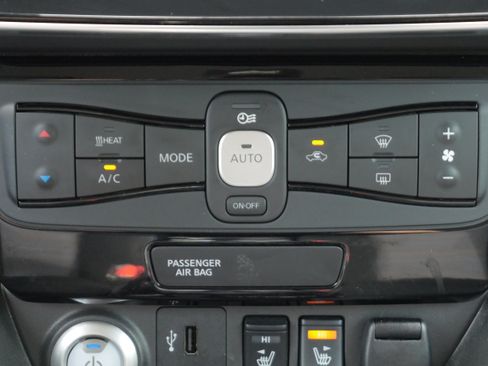 Used 2018 Nissan Leaf SV w/ SV Technology Package FWD image 19