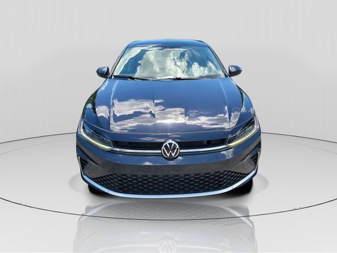 Used 2025 Volkswagen Jetta SE FWD image 2