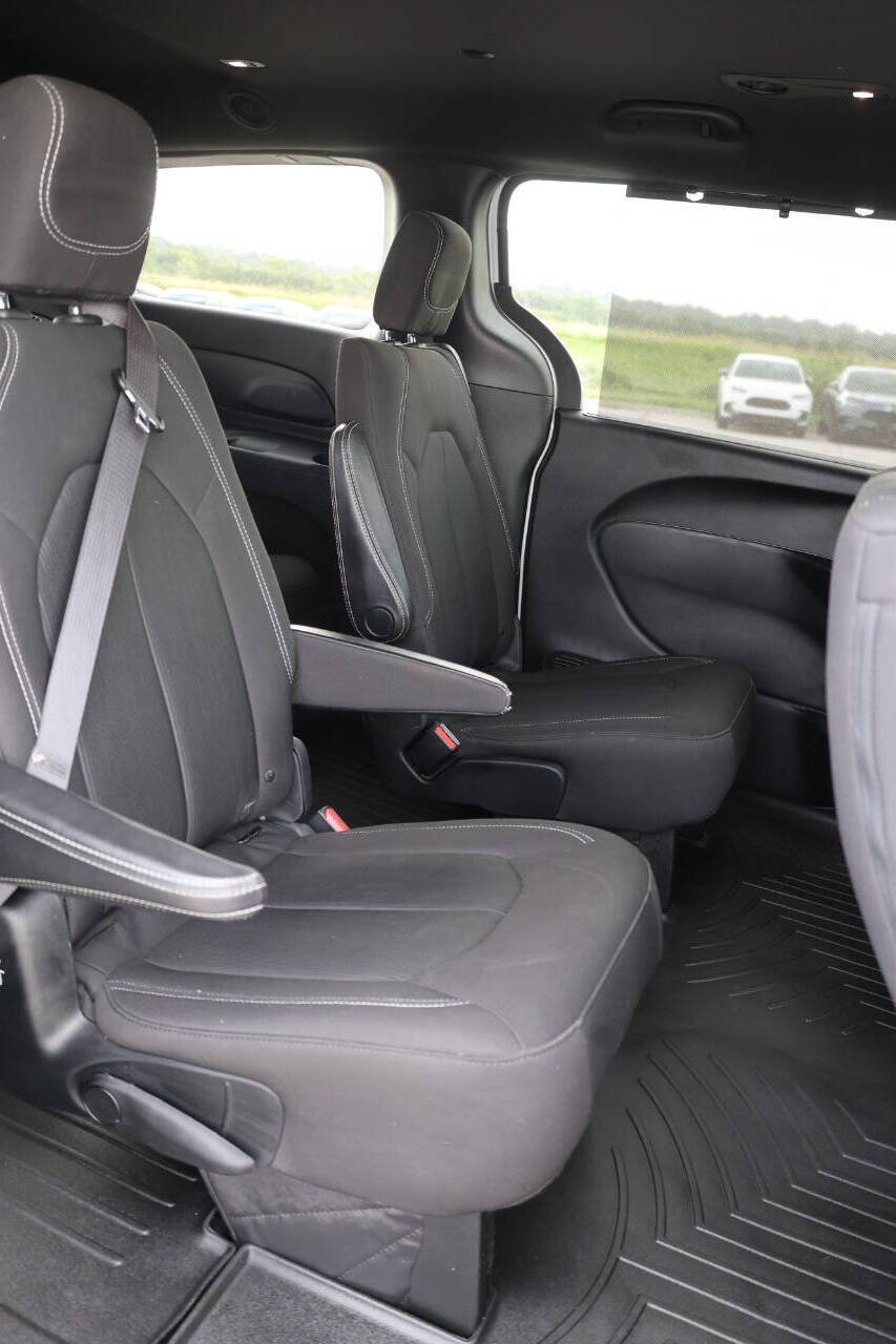 Used 2018 Chrysler Pacifica Touring Plus w/ S Appearance Package FWD image 16