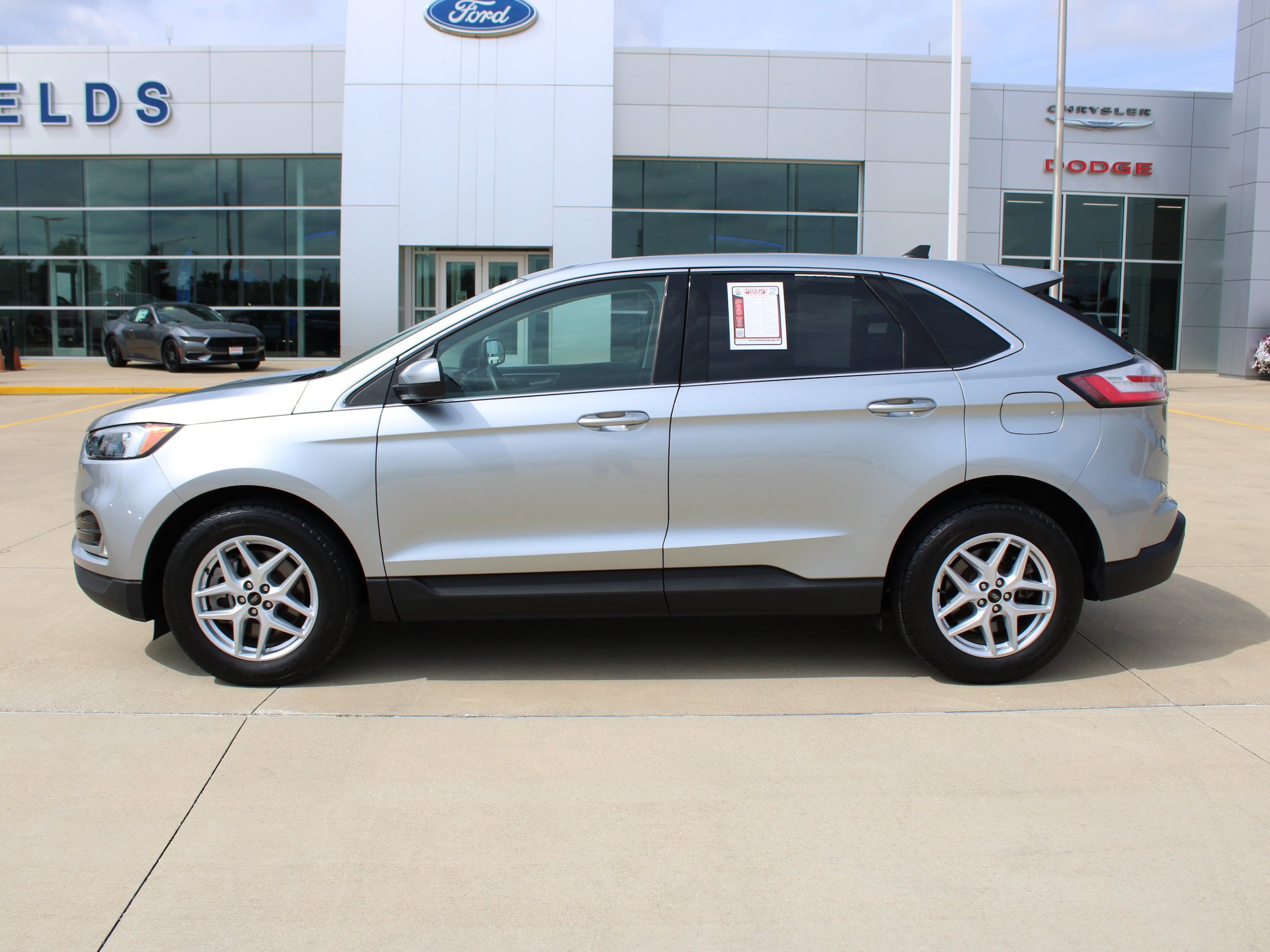 Used 2024 Ford Edge SEL w/ Convenience Package AWD/4WD image 3