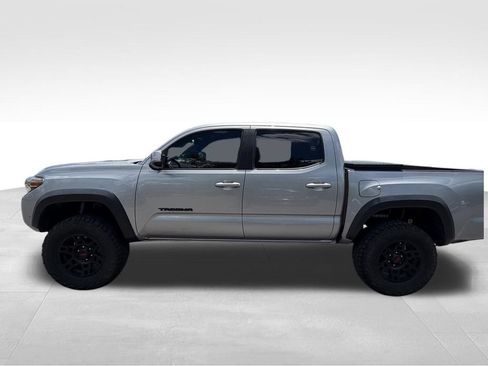 Used 2021 Toyota Tacoma TRD Off-Road AWD/4WD image 4