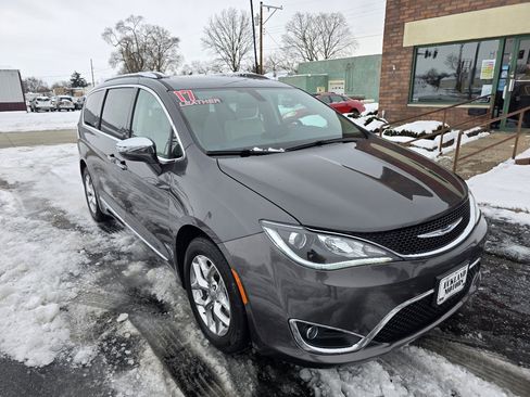 Used 2017 Chrysler Pacifica Limited image 4