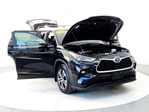 Certified 2024 Toyota Highlander XLE image 9