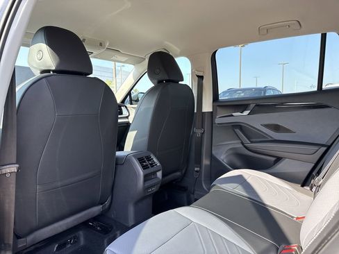 New 2025 Volkswagen Tiguan SE image 13