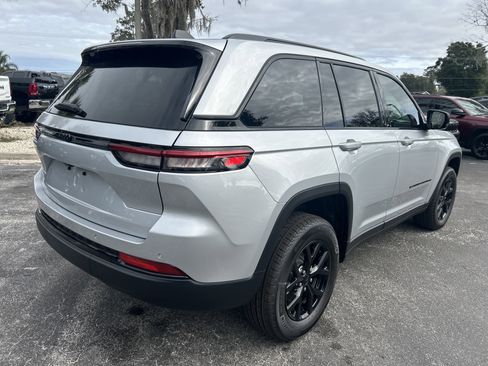 New 2025 Jeep Grand Cherokee Altitude image 9