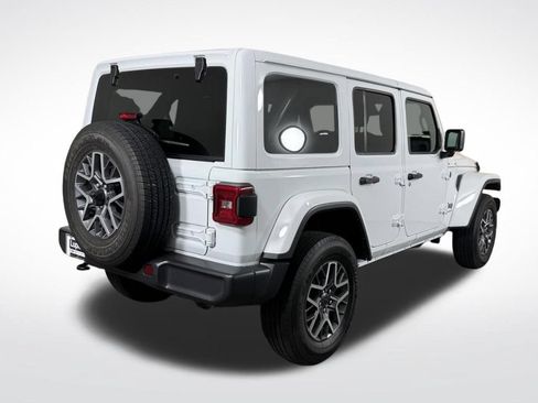 Used 2025 Jeep Wrangler Unlimited Sahara AWD/4WD image 4