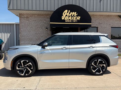 Used 2024 Mitsubishi Outlander 4WD Plug-In Hybrid image 2