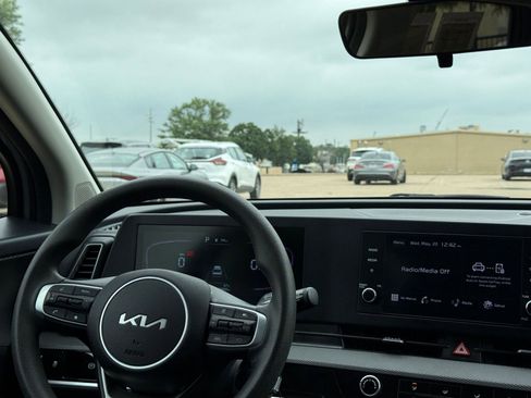 Used 2025 Kia Sportage LX FWD image 34