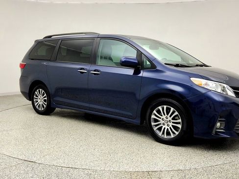 Used 2020 Toyota Sienna XLE image 3