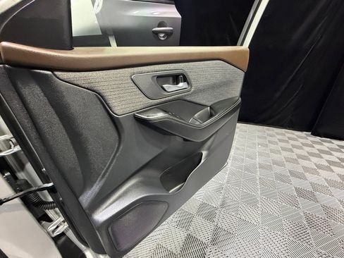 Used 2023 Nissan Rogue SV image 16