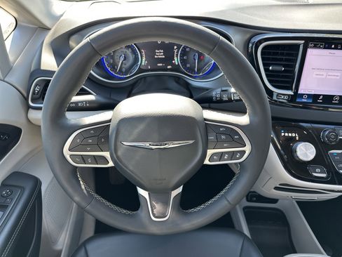 Used 2024 Chrysler Pacifica Touring-L image 26