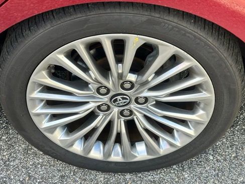 Used 2019 Toyota Avalon Limited image 22