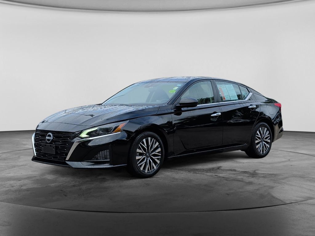 Used 2025 Nissan Altima 2.5 SV FWD image 3