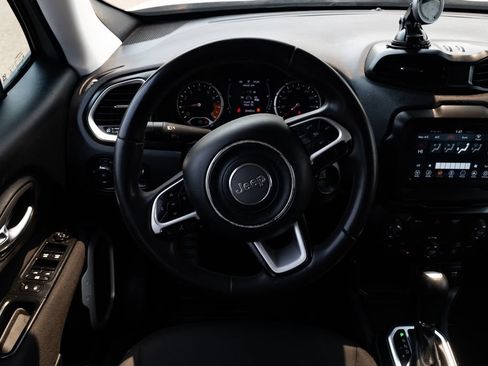 Used 2018 Jeep Renegade Latitude FWD image 11