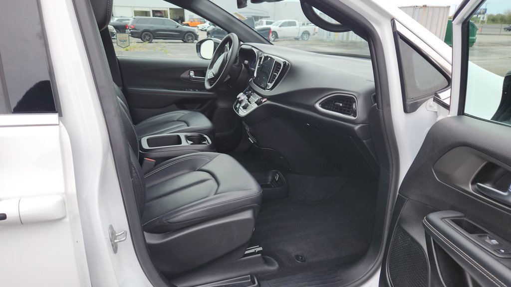 Used 2025 Chrysler Pacifica Select FWD image 11