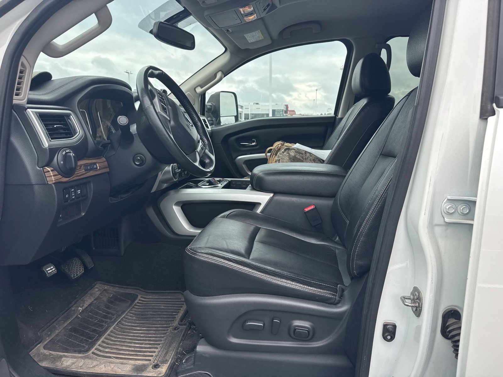 Used 2016 Nissan Titan SL AWD/4WD image 5