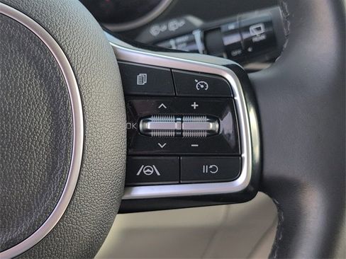 Used 2023 Kia Carnival LX image 21