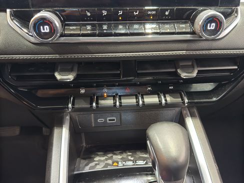 Used 2024 Chevrolet Colorado LT w/ LT Convenience Package II AWD/4WD image 25