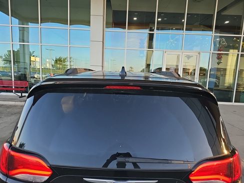 Used 2017 Chrysler Pacifica Touring-L w/ Tire & Wheel Group FWD image 13